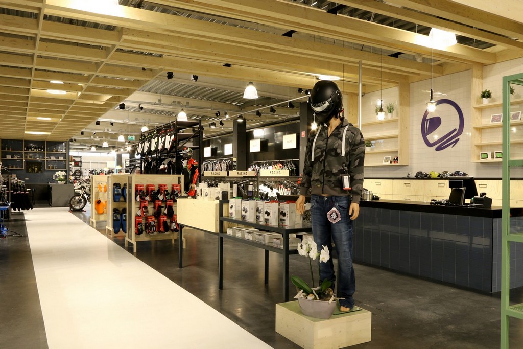 Motorkleding Center Tilburg – Design Meubelbouw 2000 – Retail interieurbouw (1)