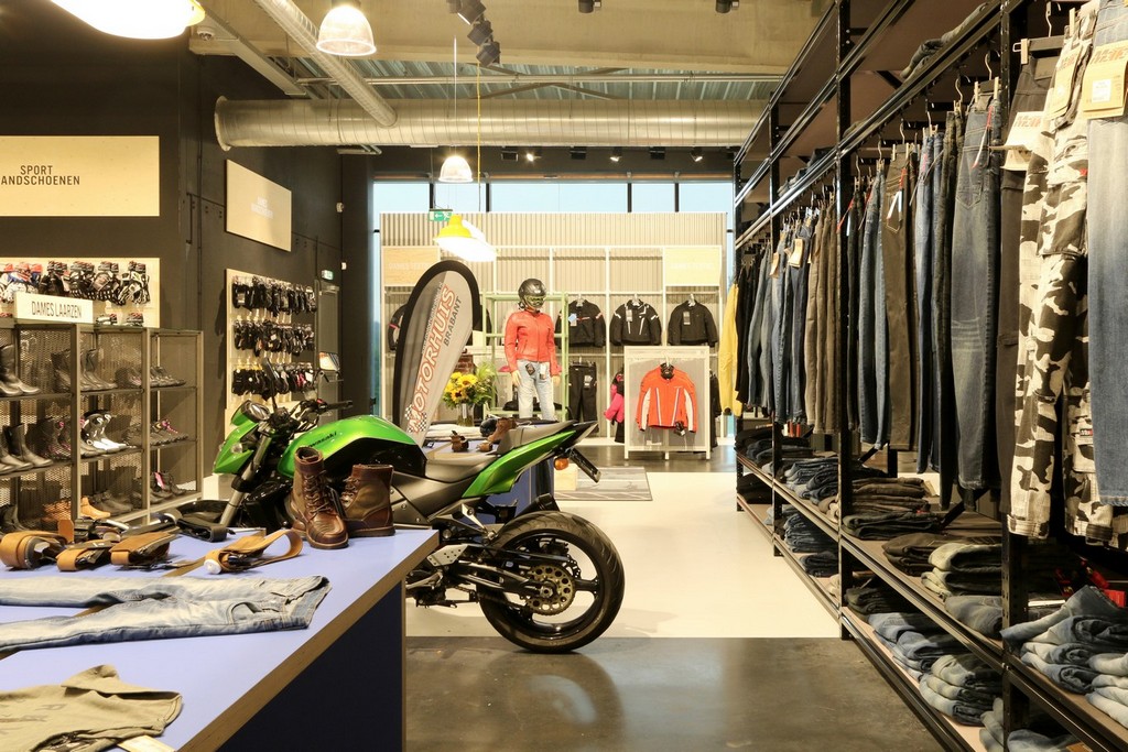 Motorkleding Center Tilburg – Design Meubelbouw 2000 – Retail interieurbouw (2)